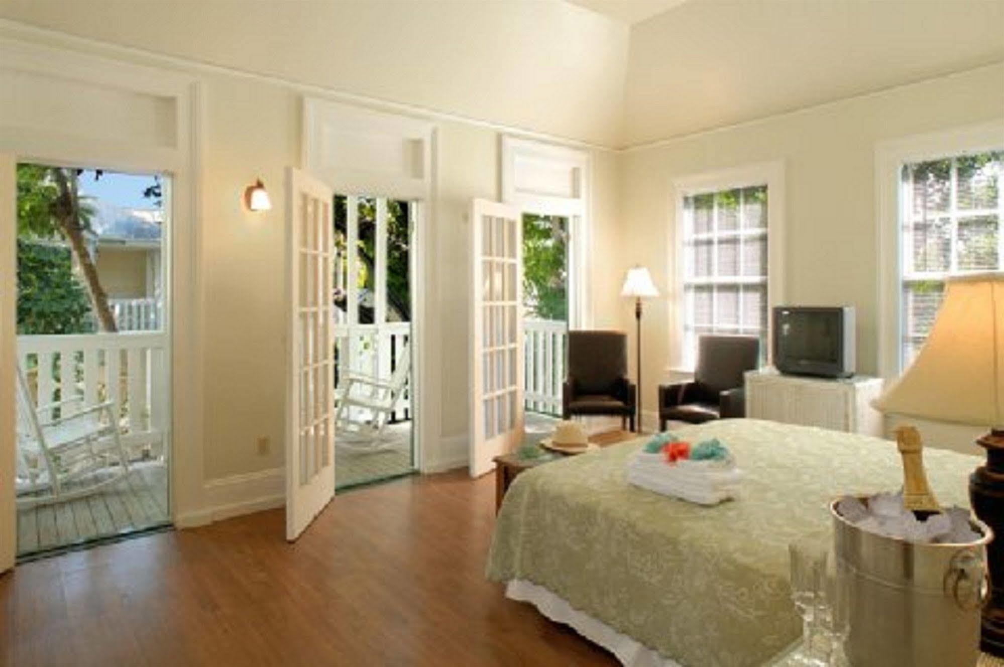 Duval House 3*
