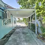 Cozy Key West Beach Cottage Walk To Beaches!