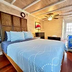 *New Listing* Cozy Key West Hideaway In Old Town With A Pool