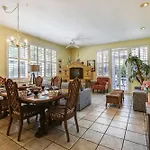 Trumans Hideaway By Avantstay Great Location W Patio Outdoor Dining Bbq Shared Pool Week Long Stays