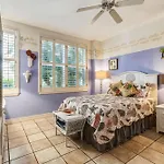 Trumans Hideaway By Avantstay Great Location W Patio Outdoor Dining Bbq Shared Pool Week Long Stays