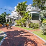 Classic King- Curry Mansion With Heated Pool!