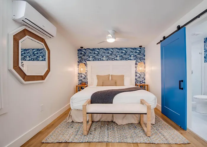 Underwater Cabana At Custom House Inn