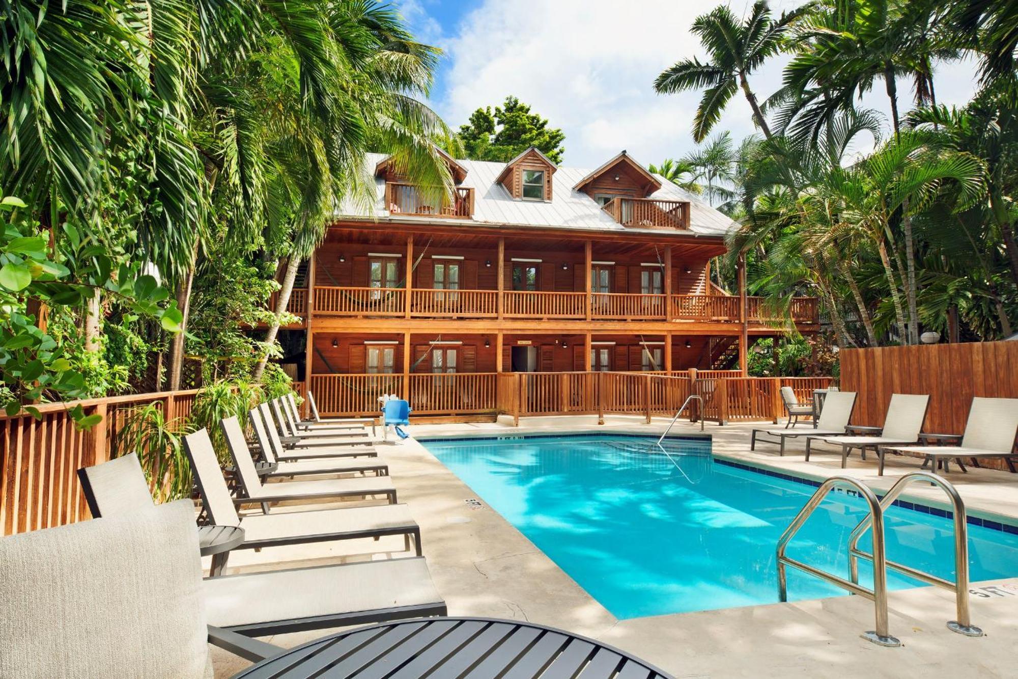 Island House Hotel 3*