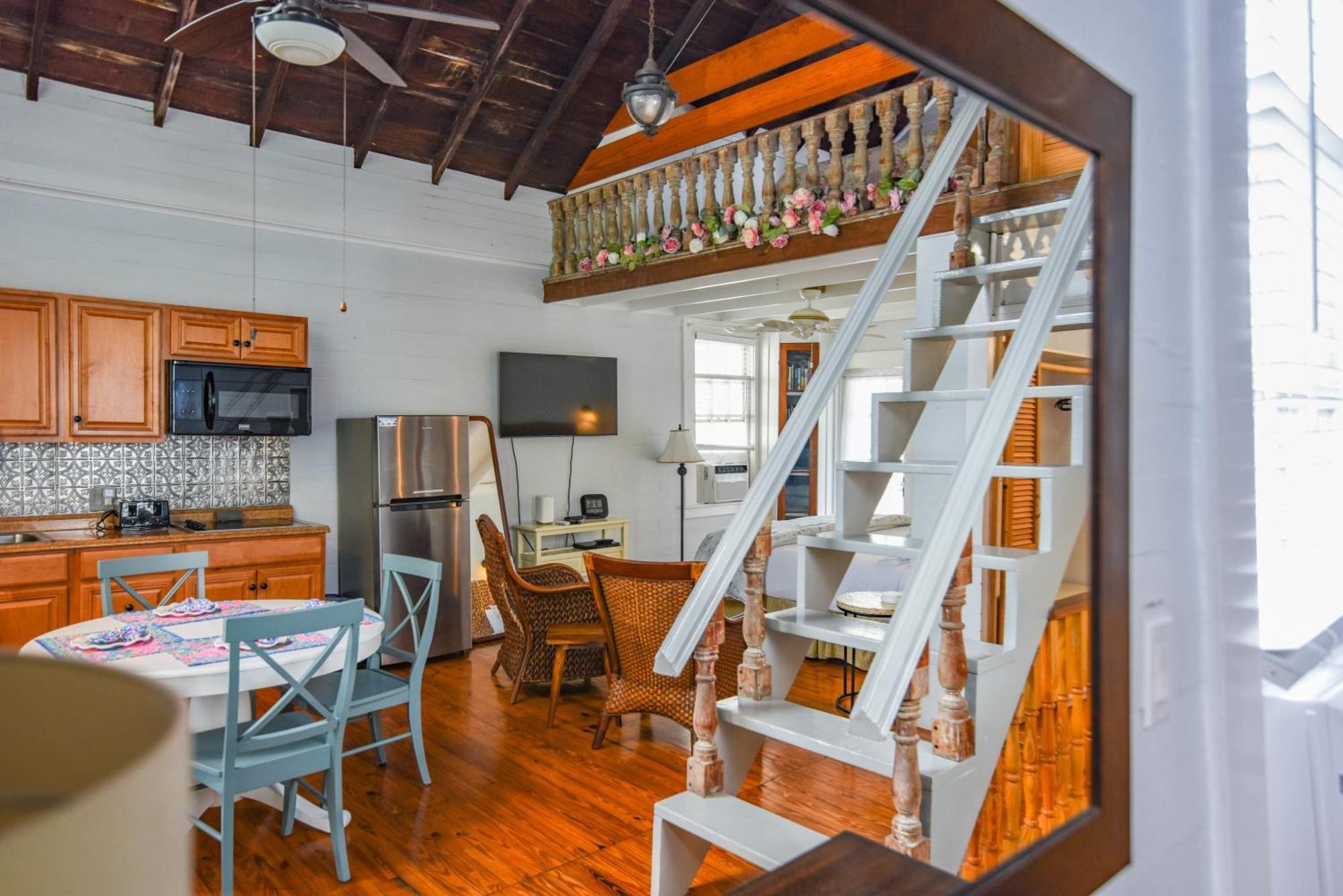 New Coastal Rose - Bright Loft With High Ceilings *