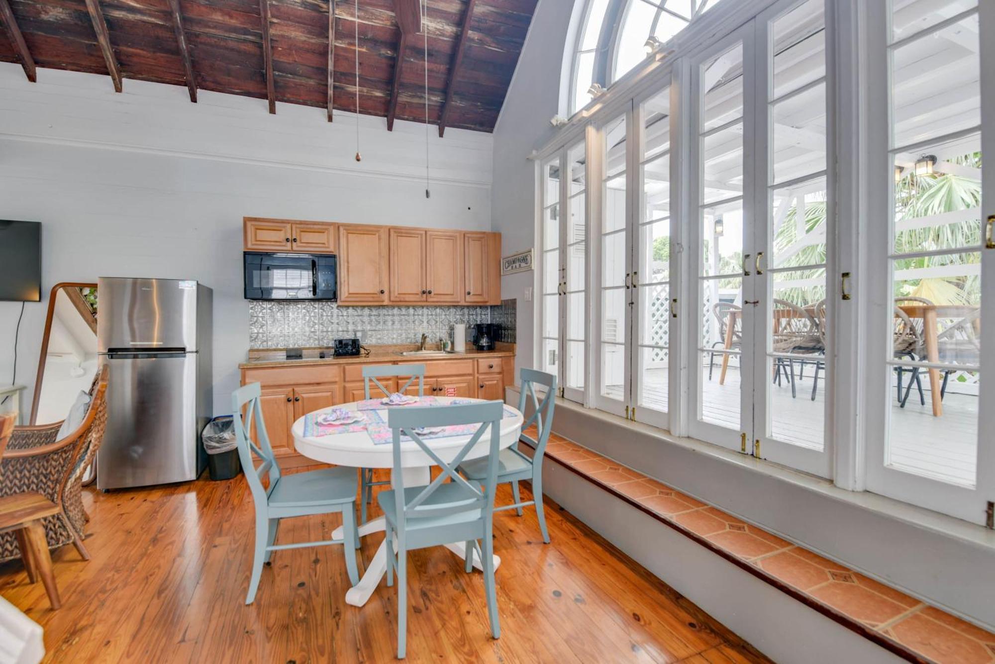 New Coastal Rose - Bright Loft With High Ceilings Apartment *