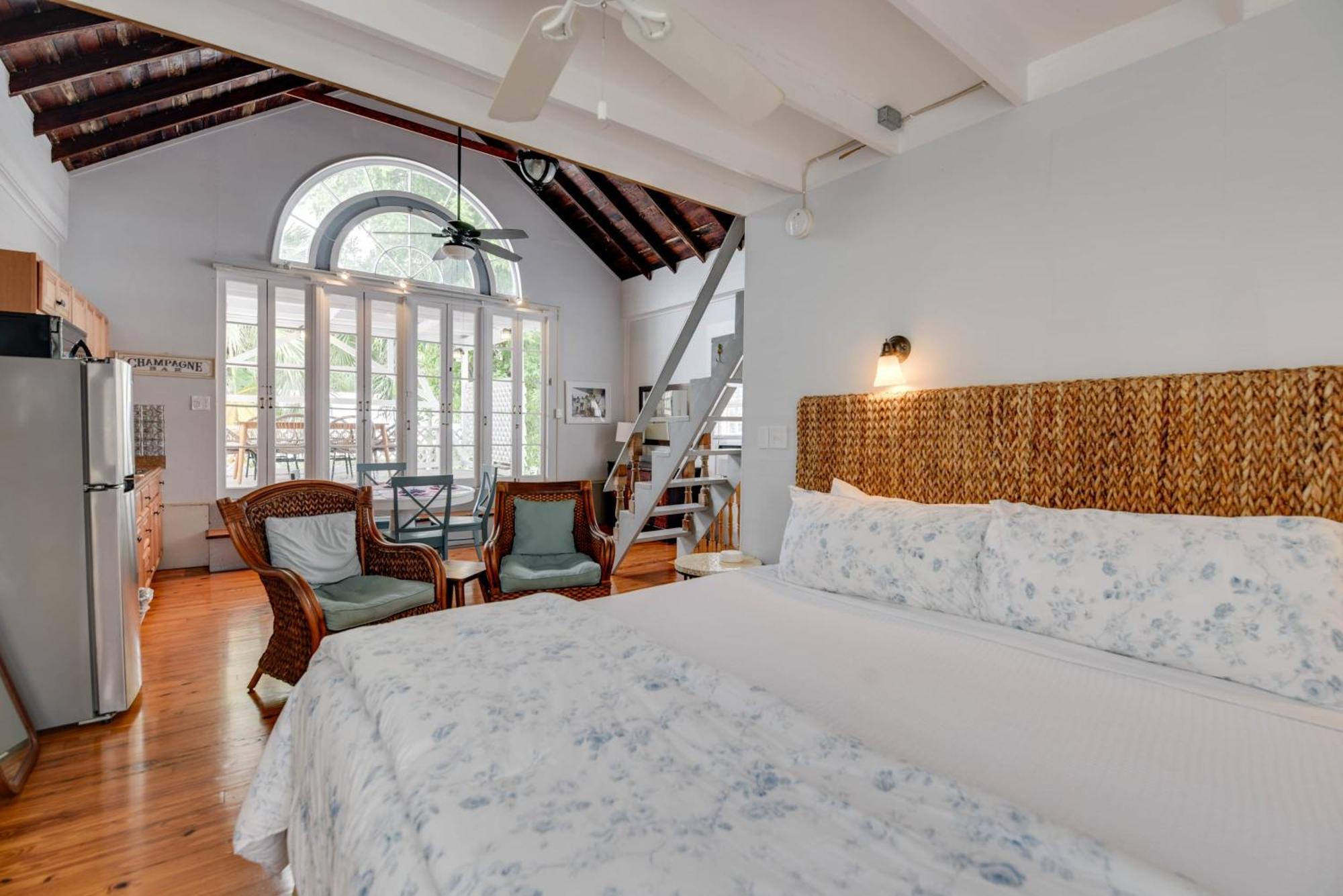 New Coastal Rose - Bright Loft With High Ceilings