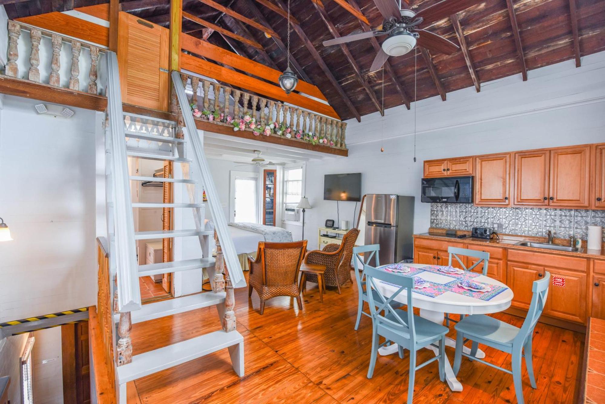 Apartment New Coastal Rose - Bright Loft With High Ceilings *