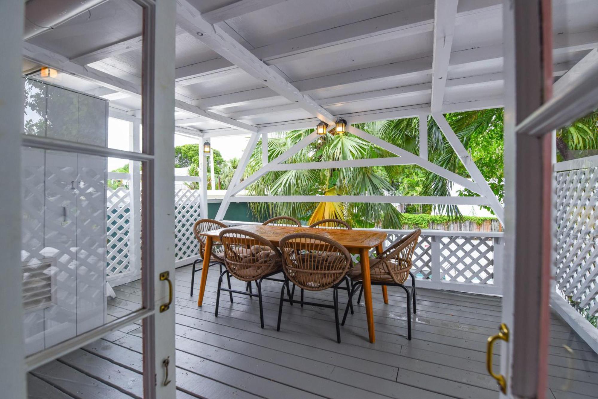 New Coastal Rose - Bright Loft With High Ceilings Key West