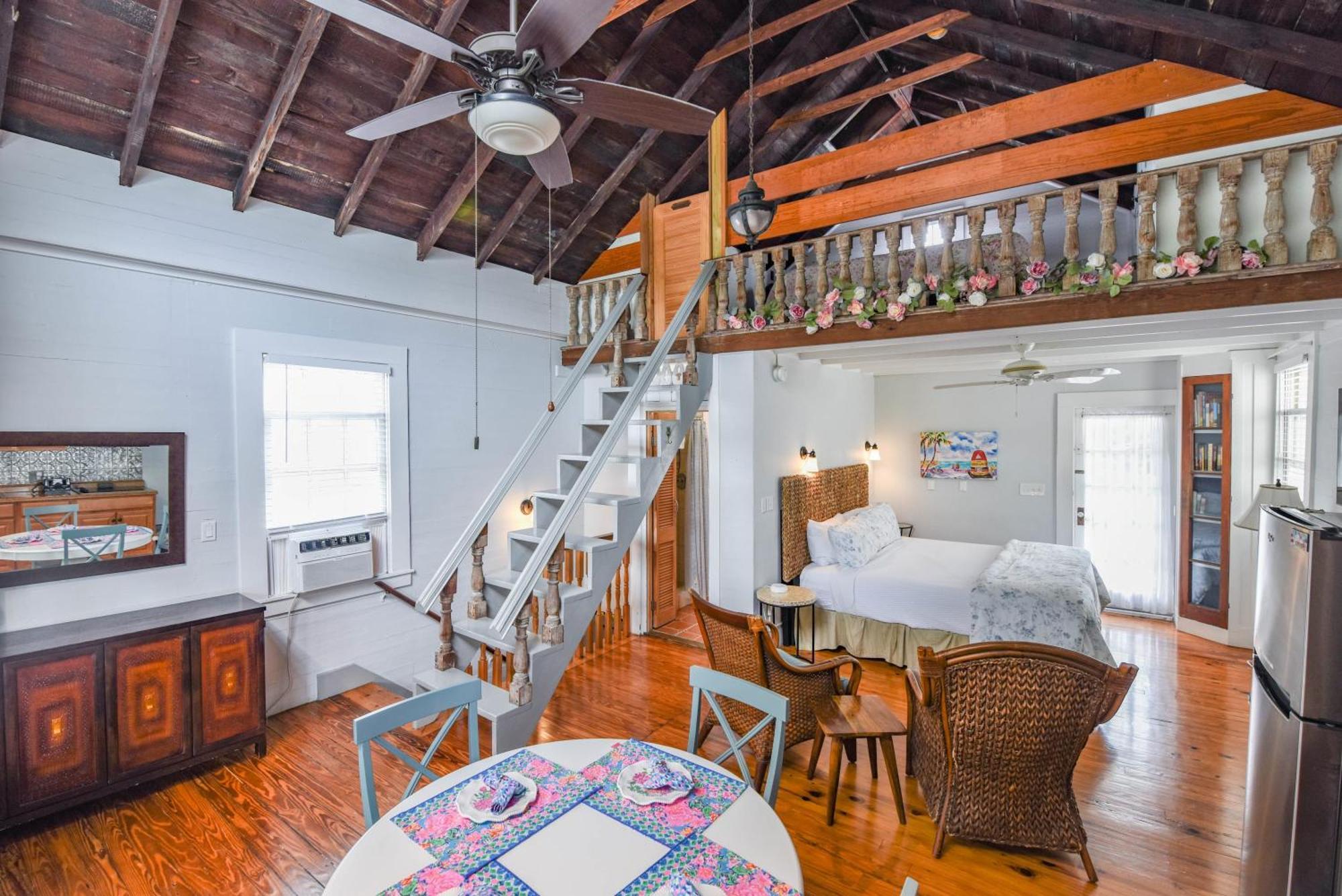 Apartment New Coastal Rose - Bright Loft With High Ceilings Key West