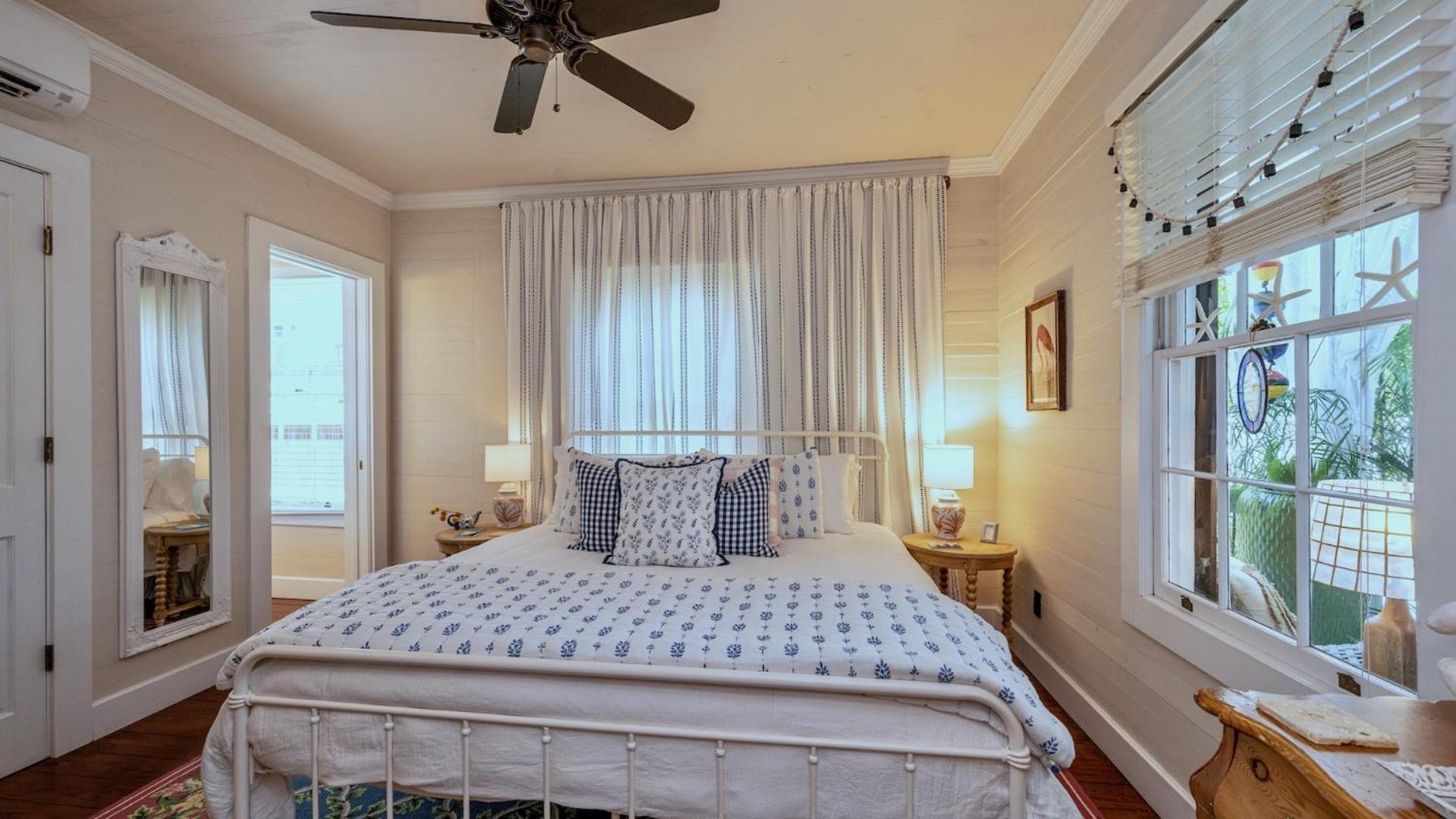 Angelas Eclectic Gallery By Last Key Realty Holiday home *