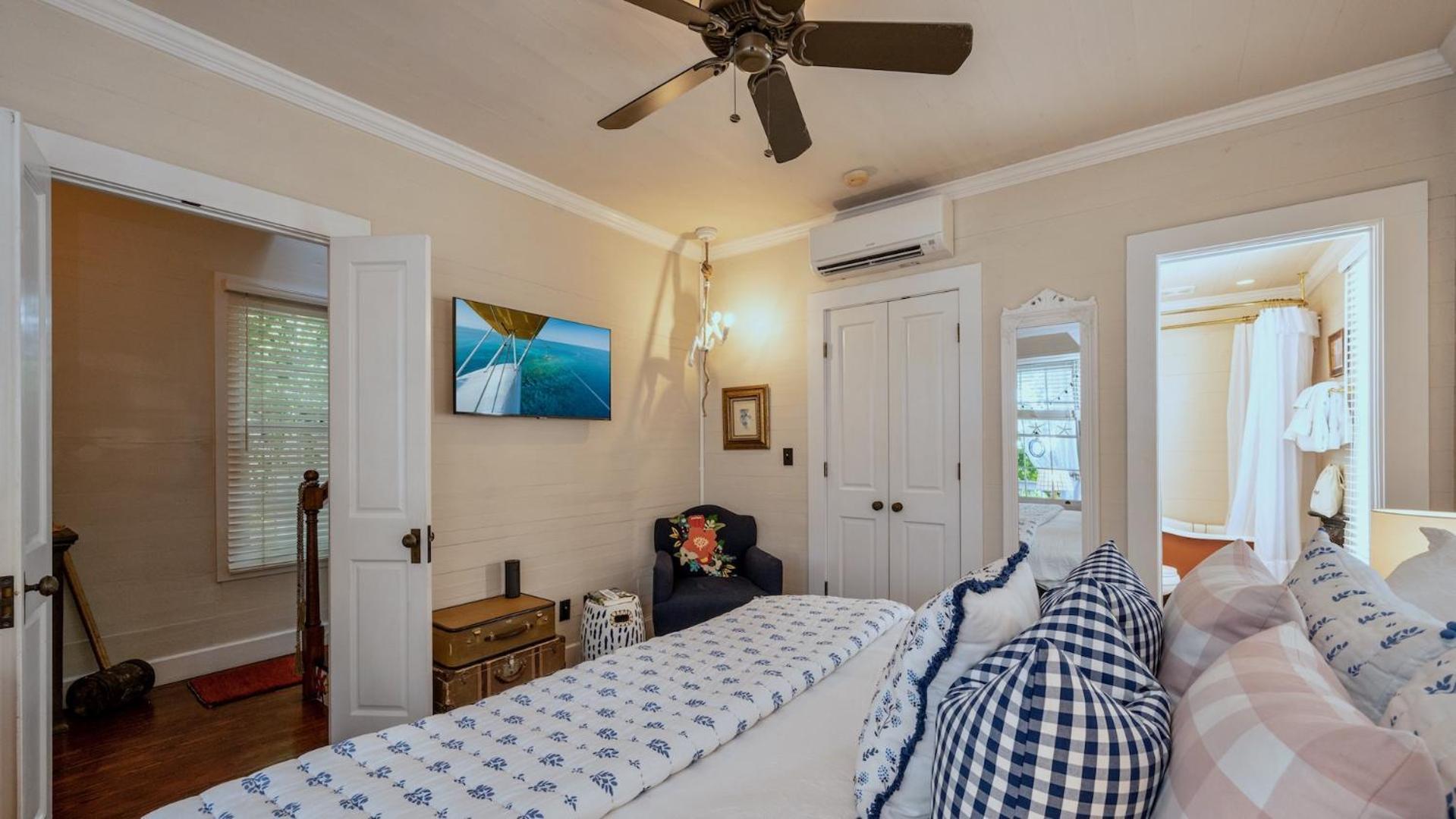 Angelas Eclectic Gallery By Last Key Realty Holiday home