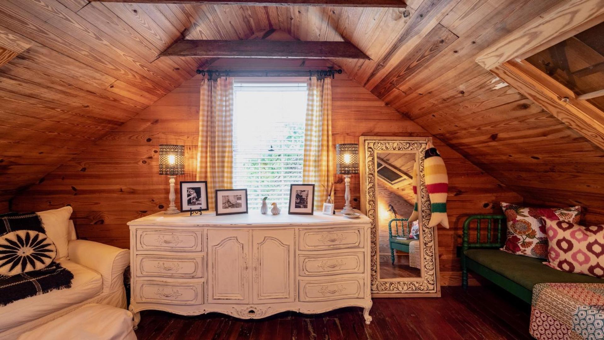 Holiday home Angelas Eclectic Gallery By Last Key Realty *