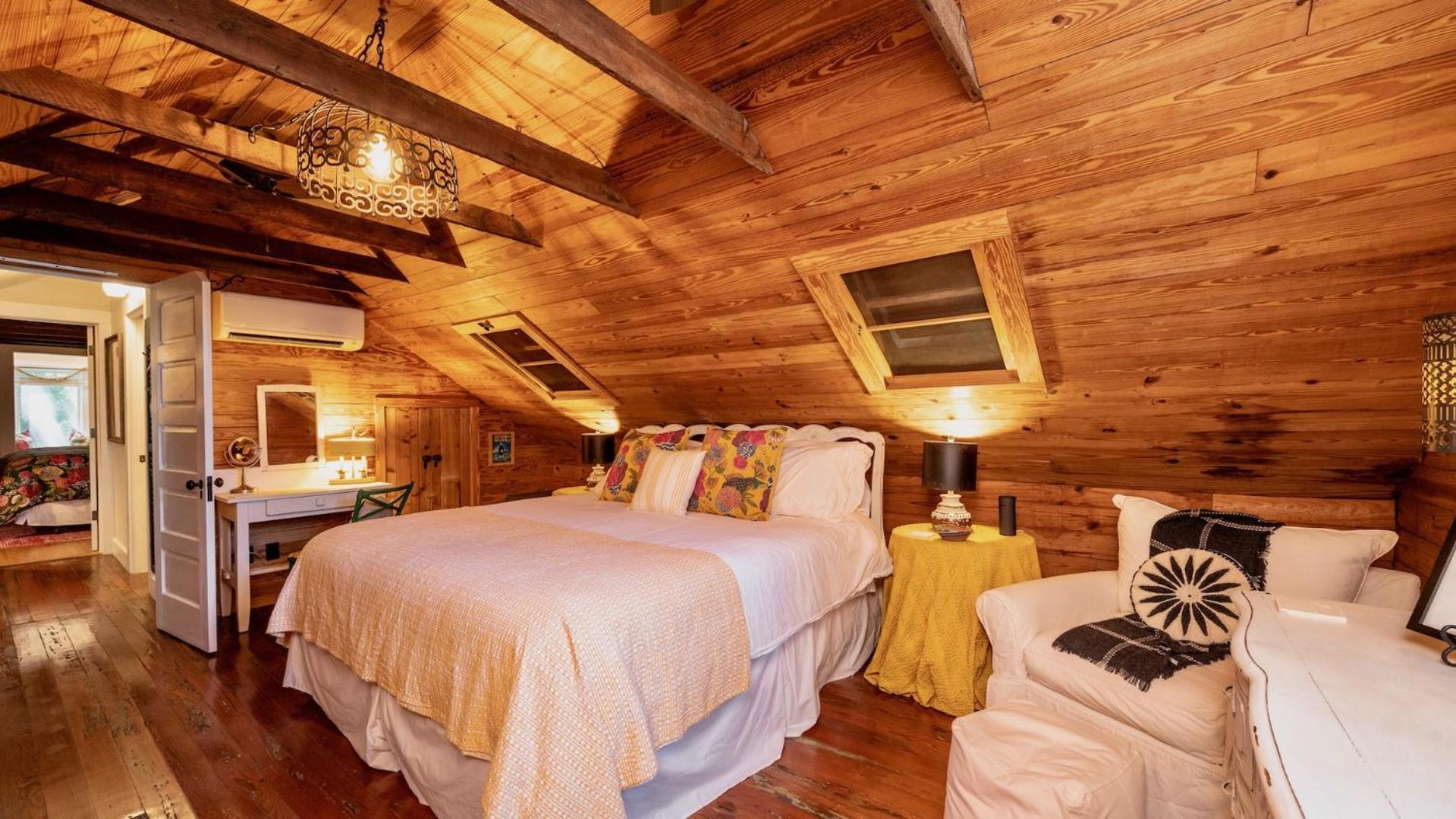 Holiday home Angelas Eclectic Gallery By Last Key Realty