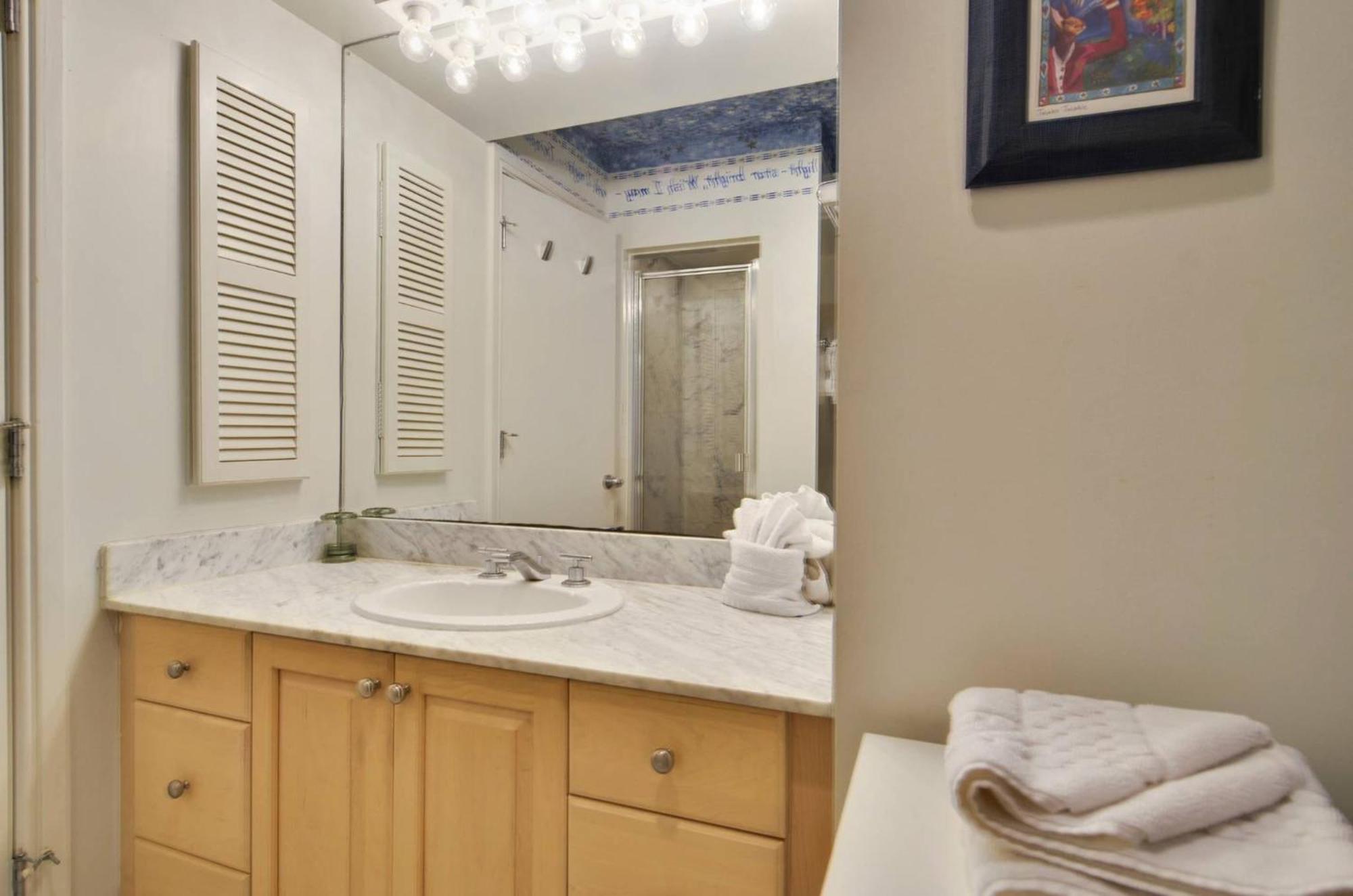 Holiday home Trumans Hideaway By Avantstay Great Location W Patio Outdoor Dining Bbq Shared Pool Week Long