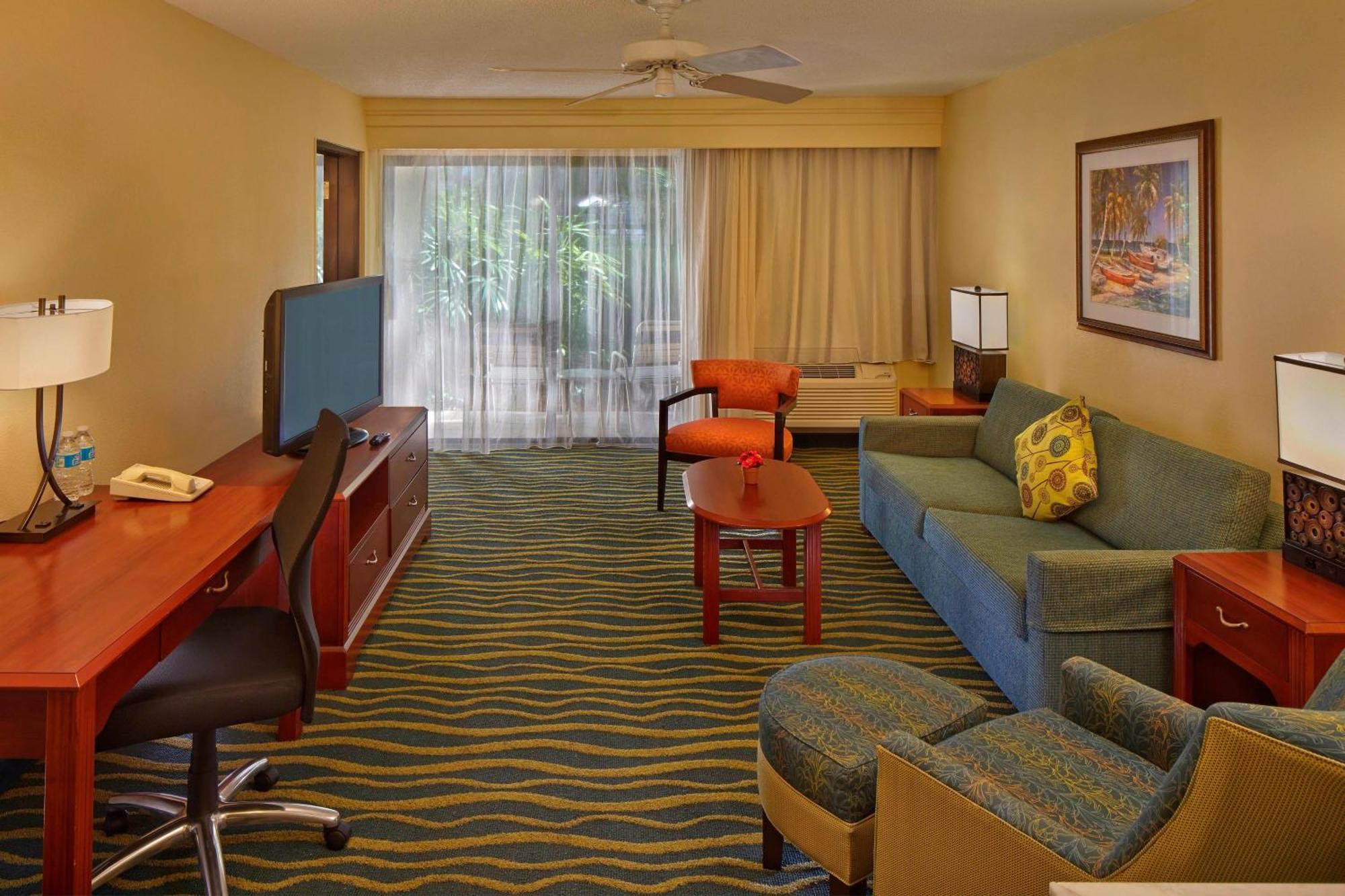 Courtyard By Marriott Waterfront Hotel 3*