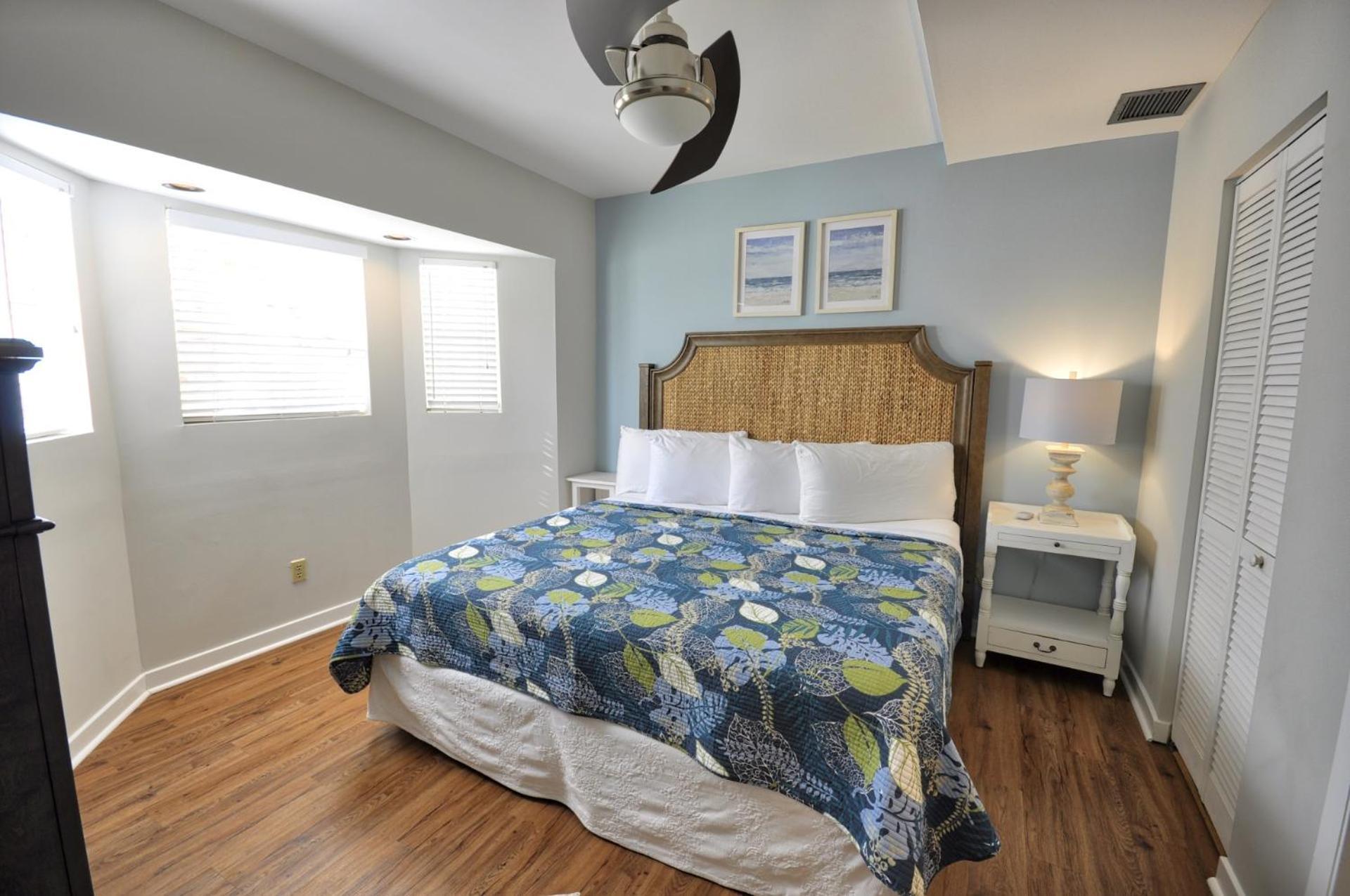 Duval Square Penthouse Apartment *