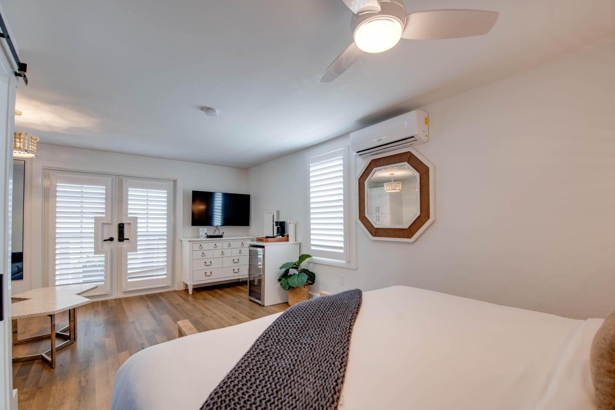 Underwater At Custom House Apartment