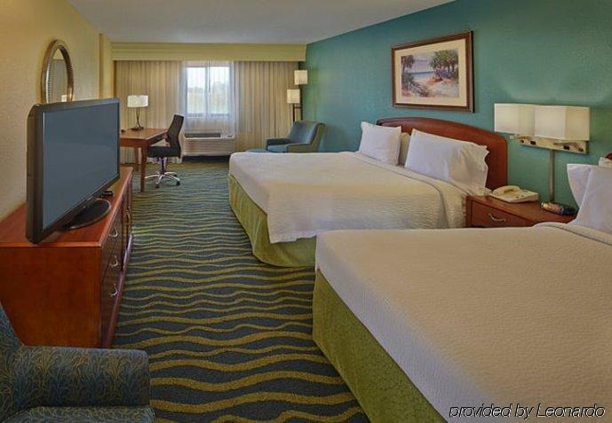 Courtyard By Marriott Waterfront Hotel