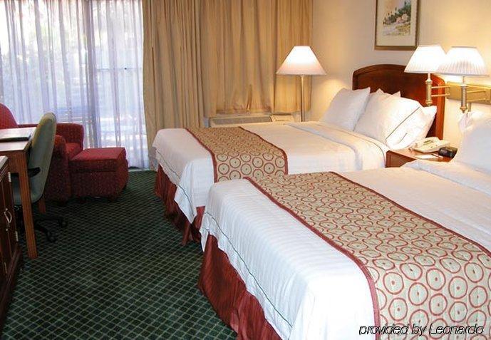 Courtyard By Marriott Waterfront 3*