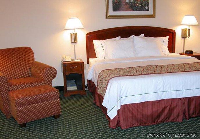 Courtyard By Marriott Waterfront Hotel