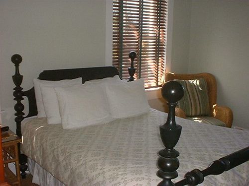 Bed & Breakfast Weatherstation Circa 1911 2*