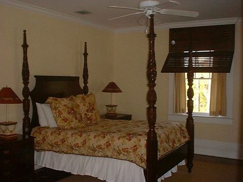 Bed & Breakfast Weatherstation Circa 1911 Key West