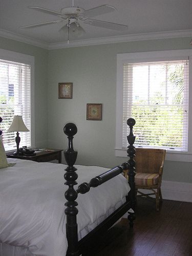 Weatherstation Circa 1911 Bed & Breakfast Key West