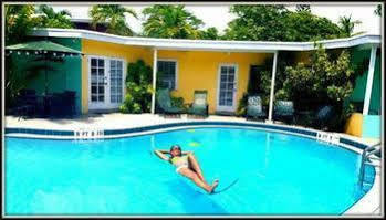 Alexander Palms Court Hotel