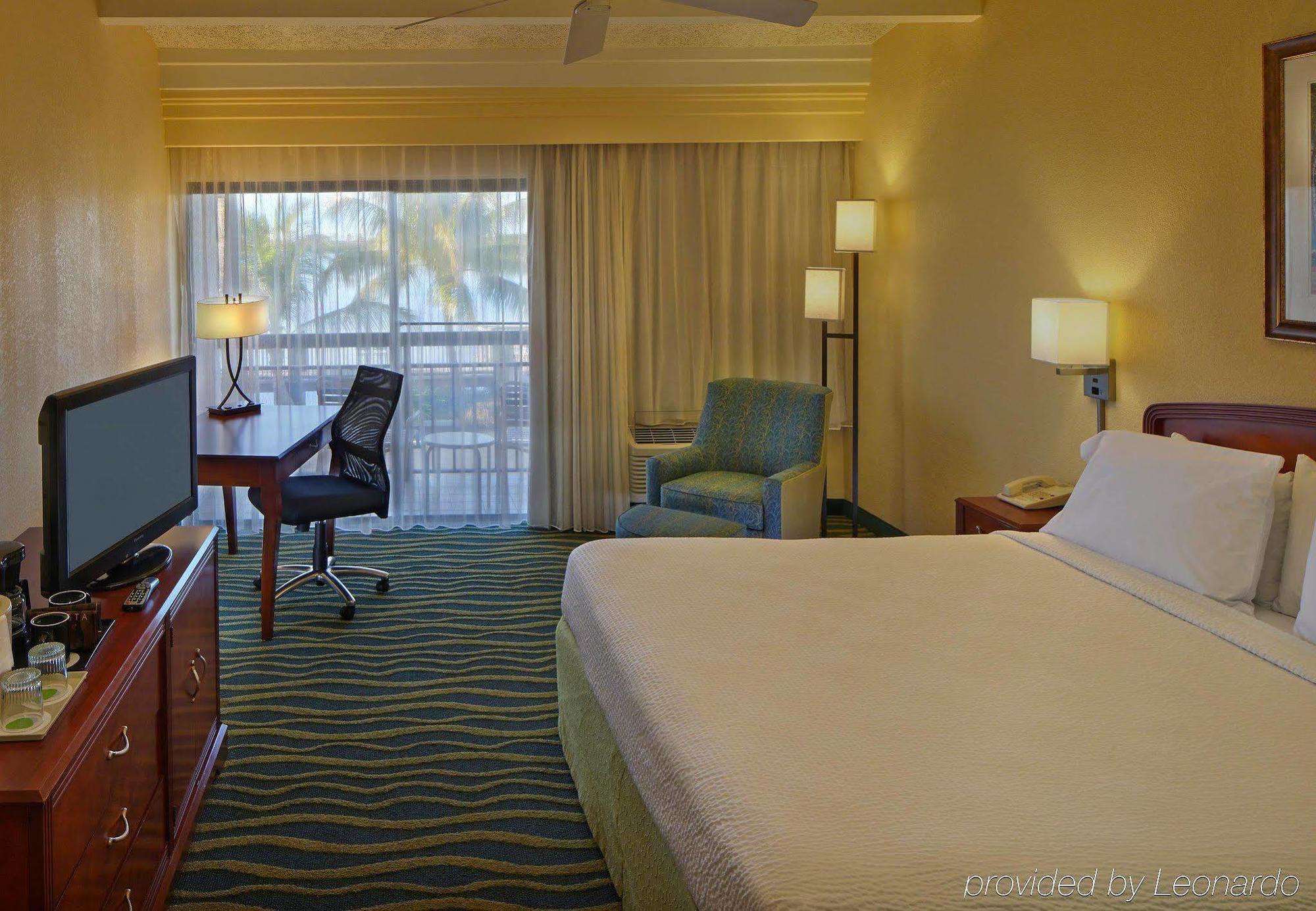 Courtyard By Marriott Waterfront 3*