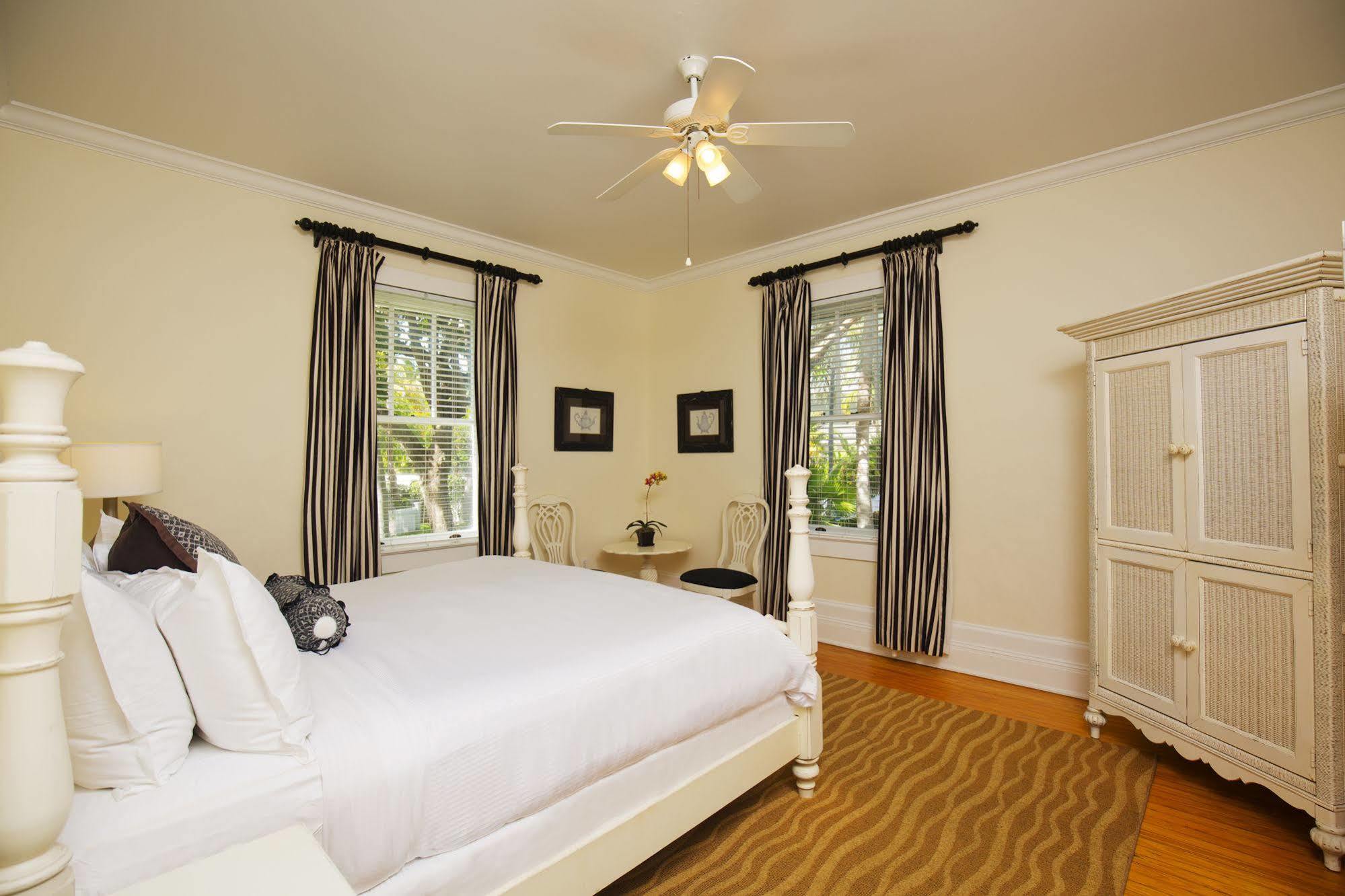 Weatherstation Circa 1911 Bed & Breakfast 2*