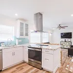 The Guava Duff - Beautiful Kw Home With Space To Chill & Lots Of Free Parking!!