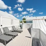 Just Steps To Duval- Sleeps 10- Heated Pool House
