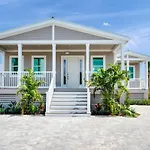 Aquaria House -Pool & Boat Dock