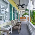 Curry House - Pool, King Bed & Balcony! Room 7