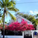 Spanish Lime Cottage By Avantstay Ideal Old Town Key West Location Month Long Stays Only