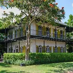 Spanish Lime Cottage By Avantstay Ideal Old Town Key West Location Month Long Stays Only