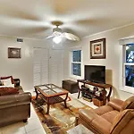 Emmas Secret By Avantstay Heart Of Old Town W Shared Pool Month Long Stays Only