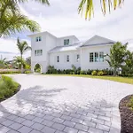 Brand New & Private Pool - Palmgale House