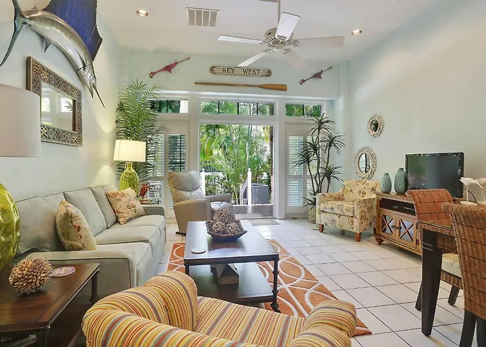 Key West Found By Avantstay Close To Shops W Patio Shared Pool Week Long Stays Only