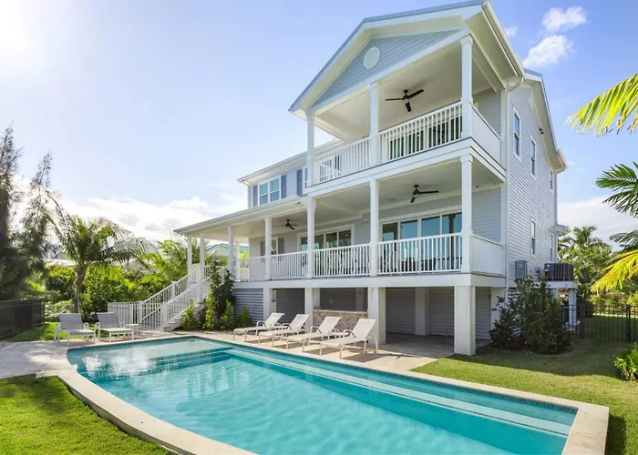 Evershore House -Pool, Parking, Dock!