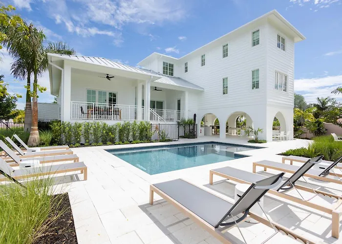 Brand New & Private Pool - Palmgale House