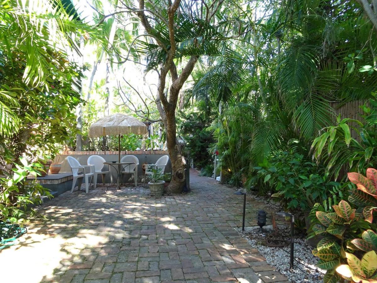 Bed & Breakfast Dreams By The 3*