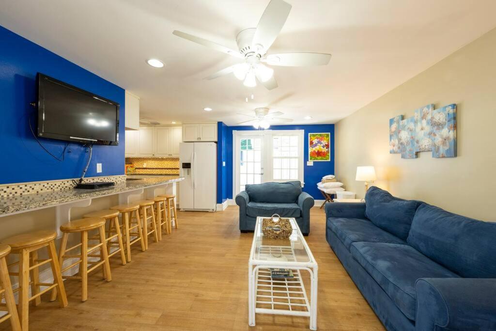 Holiday home Just Steps To Duval- Sleeps 10- Heated Pool House *