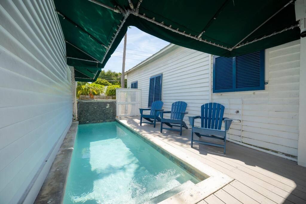 Bachelorparty Hq For 16-feet To Duval-pool-hot Tub *