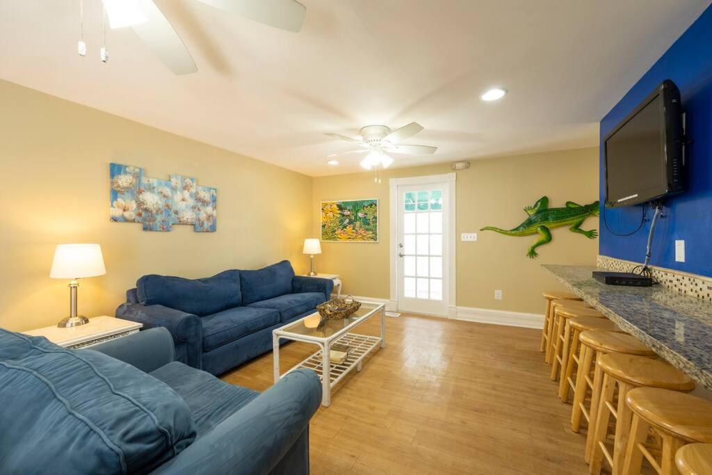 Just Steps To Duval- Sleeps 10- Heated Pool House Holiday home *