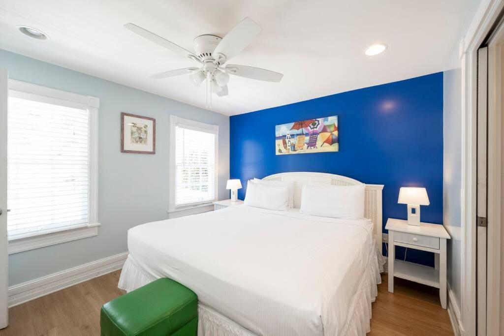 Just Steps To Duval- Sleeps 10- Heated Pool House Holiday home *
