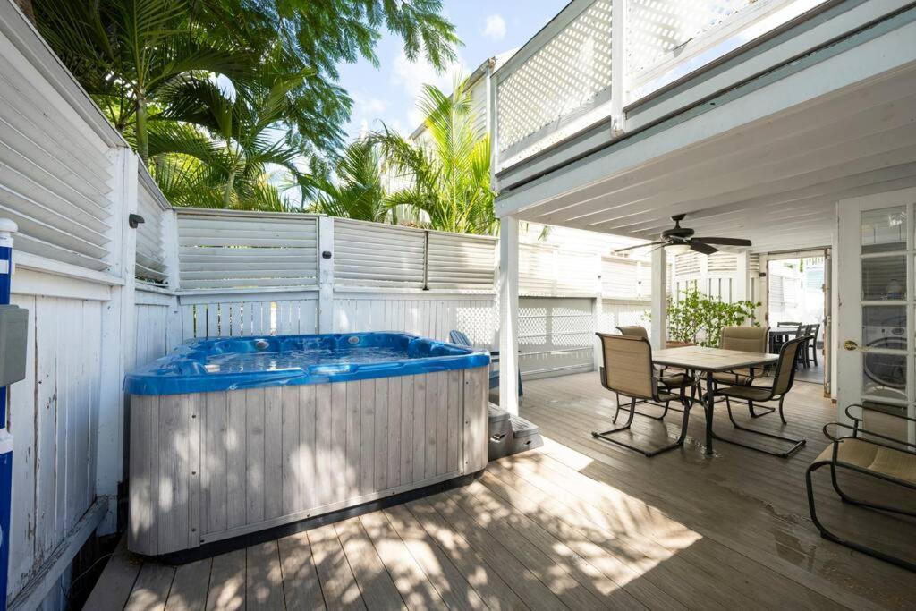 Bachelorparty Hq For 16-feet To Duval-pool-hot Tub