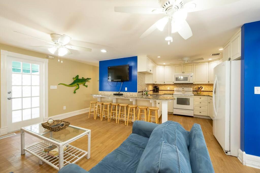 Just Steps To Duval- Sleeps 10- Heated Pool House *