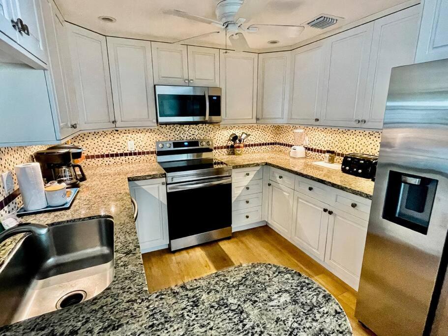 Just Steps To Duval- Sleeps 10- Heated Pool House Holiday home Key West
